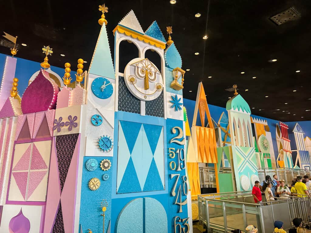 It's a small world clock inside the line que.